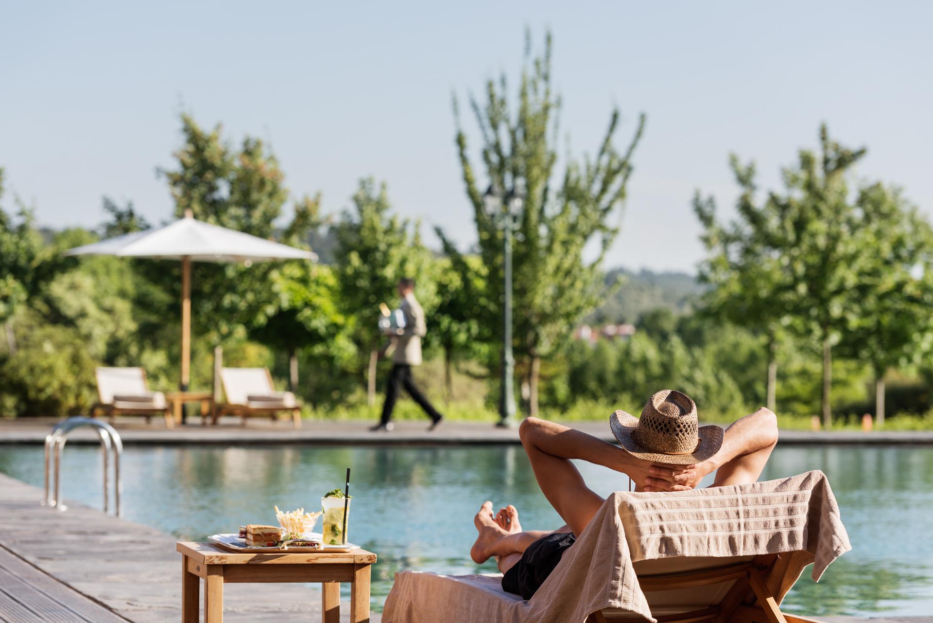 Michlifen Resort&Golf Ifrane  Exterior foto A man relaxing by a pool