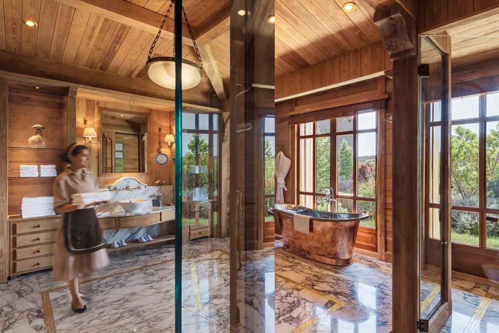 Michlifen Resort&Golf Ifrane  Exterior foto A bathroom at The Lodge at Blue Sky